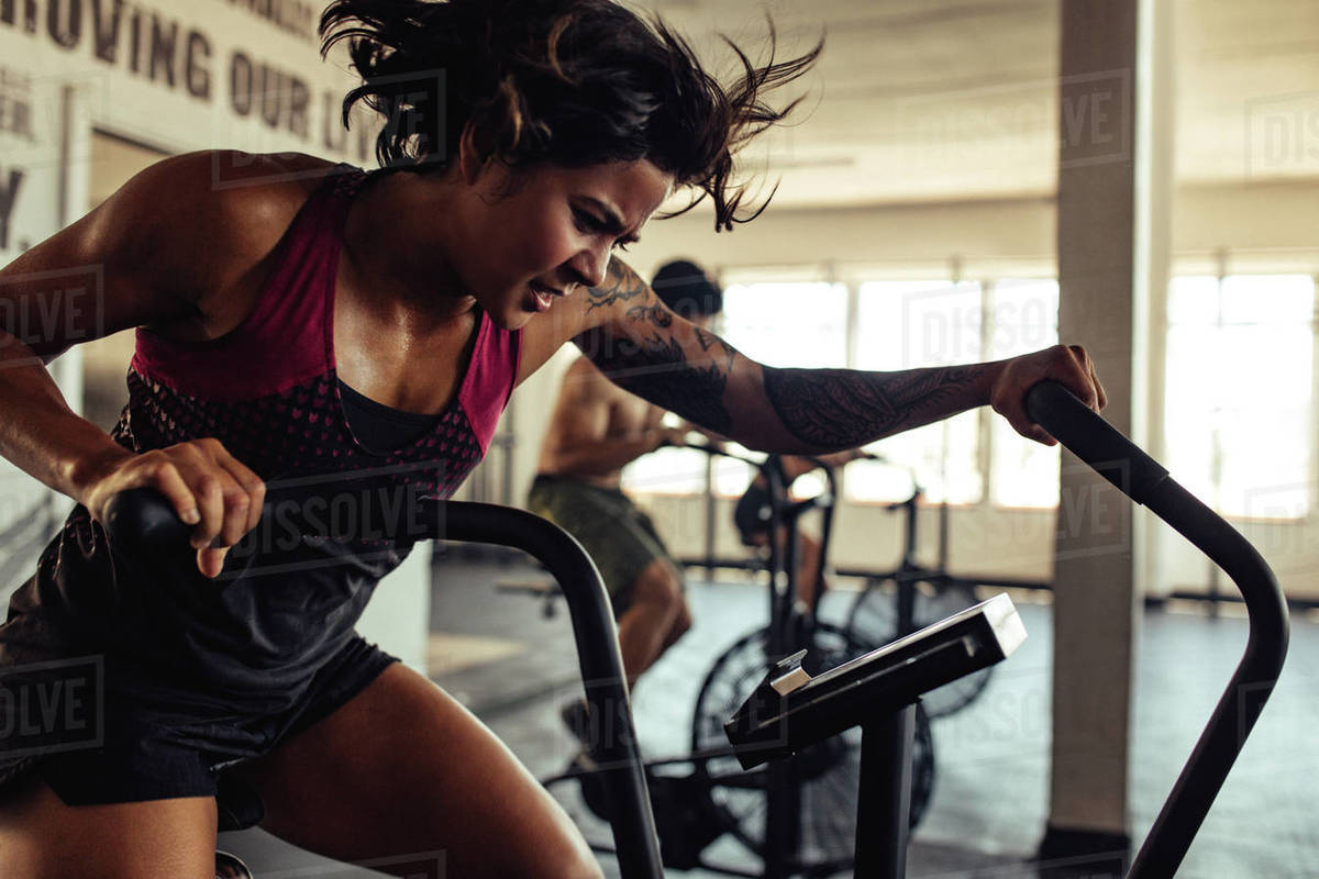 كيف تتخلص من العقلية السلبية التي تمنعك من تحقيق أهداف اللياقة البدنية: 5 استراتيجيات نفسية لتعزيز الثقة وتحفيز النفس