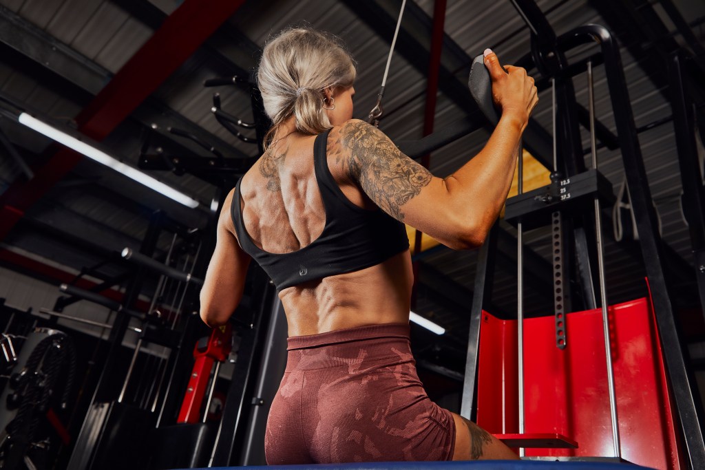 كيف تتقن فن التمارين الديناميكية لتعزيز القوة والتناسق العضلي في كمال الأجسام