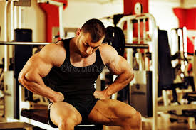 كيف تتقن فن التمارين الديناميكية لتعزيز القوة والتناسق العضلي في كمال الأجسام