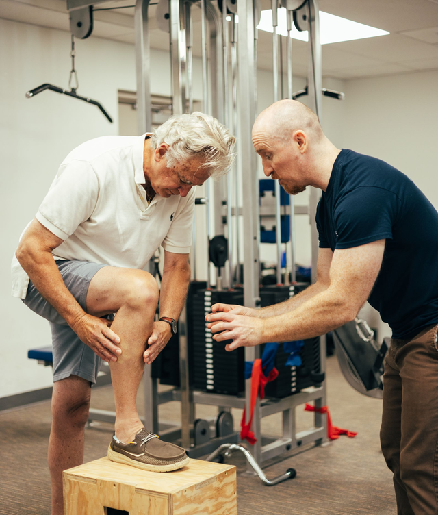 جدولك القادم لاستعادة القوة العضلية بعد الإصابة: دليل شامل لتمارين الاستشفاء الفعالة وتغذية العضلات للتسريع في عملية التعافي